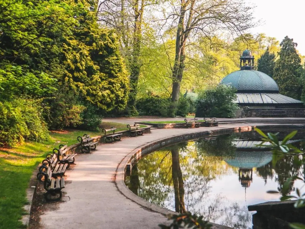 Stunning 2-bed Riverside Luxury Home with Free Parking for Small Car