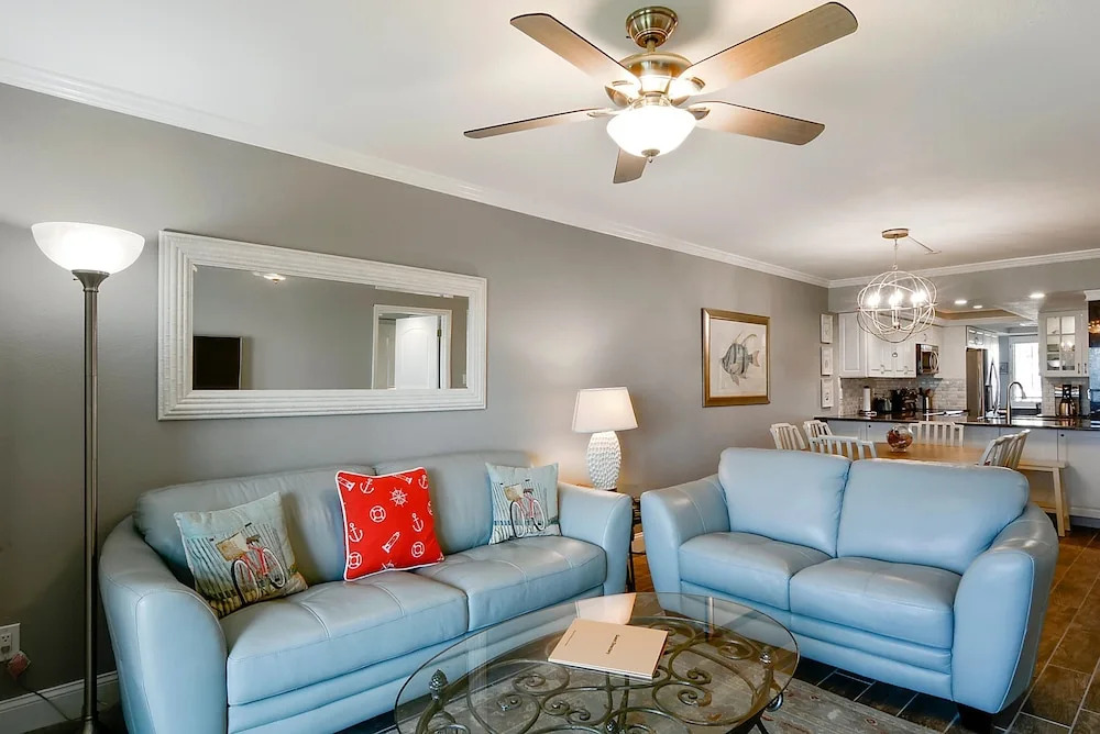Land's End 302 Building 10 Beautifully Updated/beachfront!