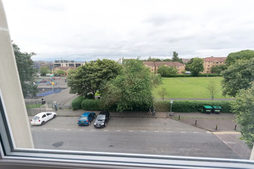 Beautiful City Center 2 Bed Apartment with Park View