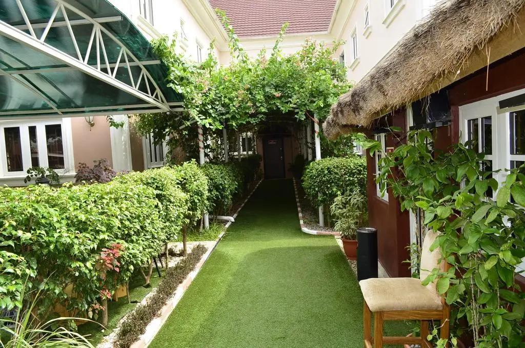 Auris Court Suites & Apartment