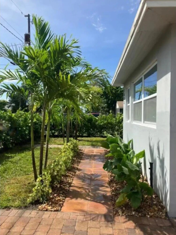 Sun-kissed Retreat: Poolside And Beach Nearby! 4 Bedroom Home by RedAwning
