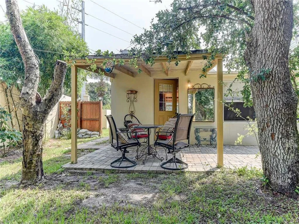Anastasia Cottage, 2 Bedrooms, Walk to Beach, Sleep 4