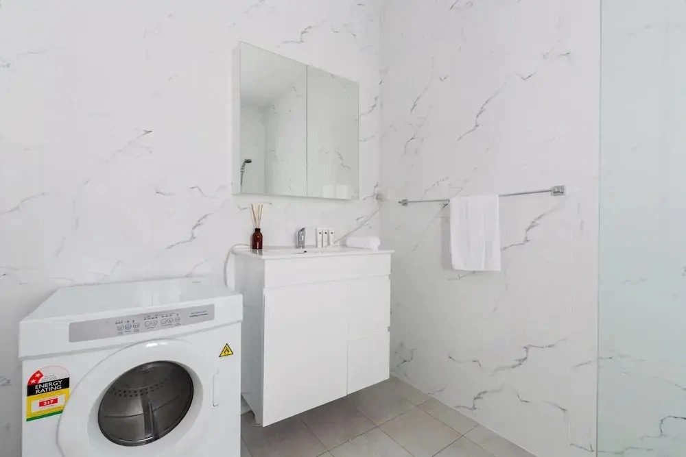 Chic 1-bed Retreat Near Shops & Beach