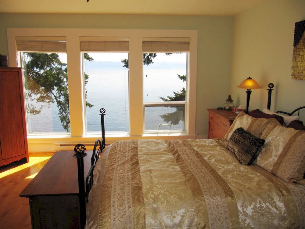 Stones Throw Cottage by BC Island Vacation Homes