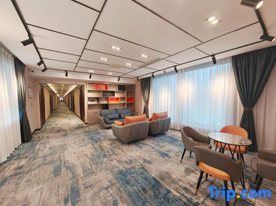 Jianghong Hotel (Korla Railway Station 218 National Road)