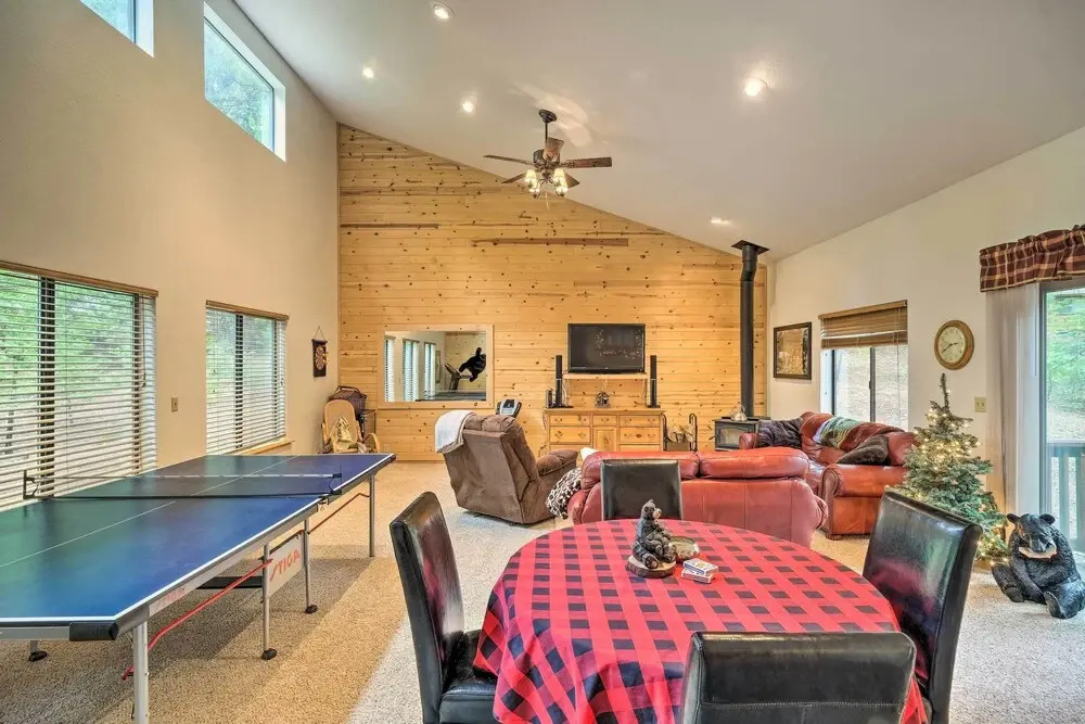 Cozy Camp Connell Cabin: Large Game Room & Decks!