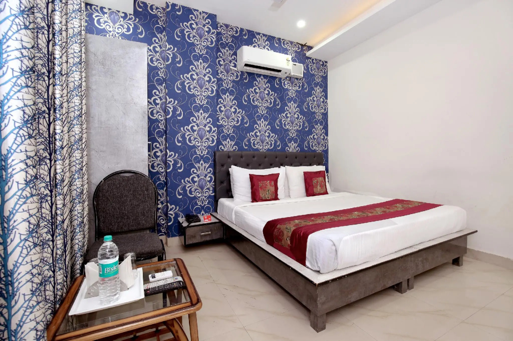 OYO 7100 Hotel Crossroads