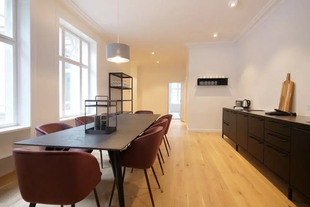 Sanders King - Smart 4-bdr Apt in City Center