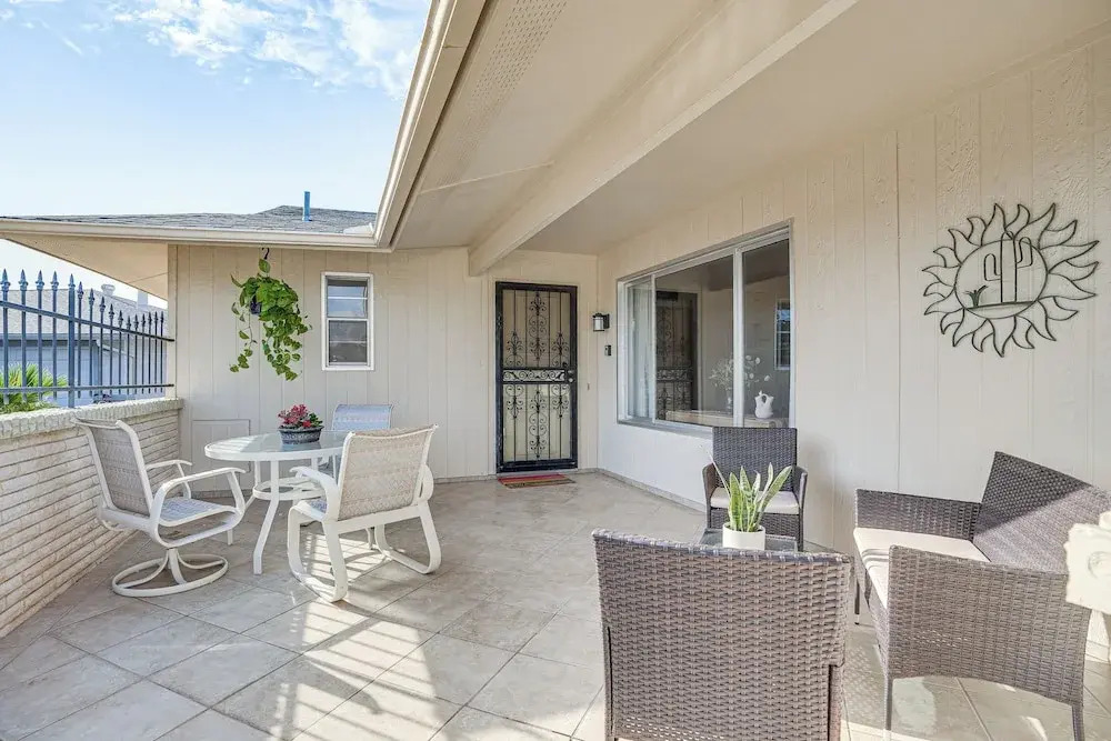 Walk to Golf Course: Sun City West Retreat