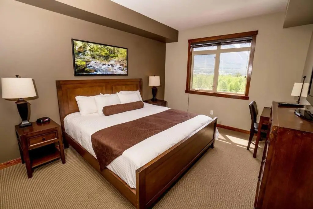 Spacious 3BR 2BA Penthouse with Mountain Views