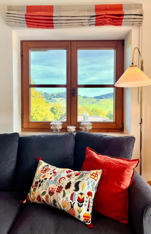 Wunderschöne Wohnung mit Balkon und Blick auf die Alpen