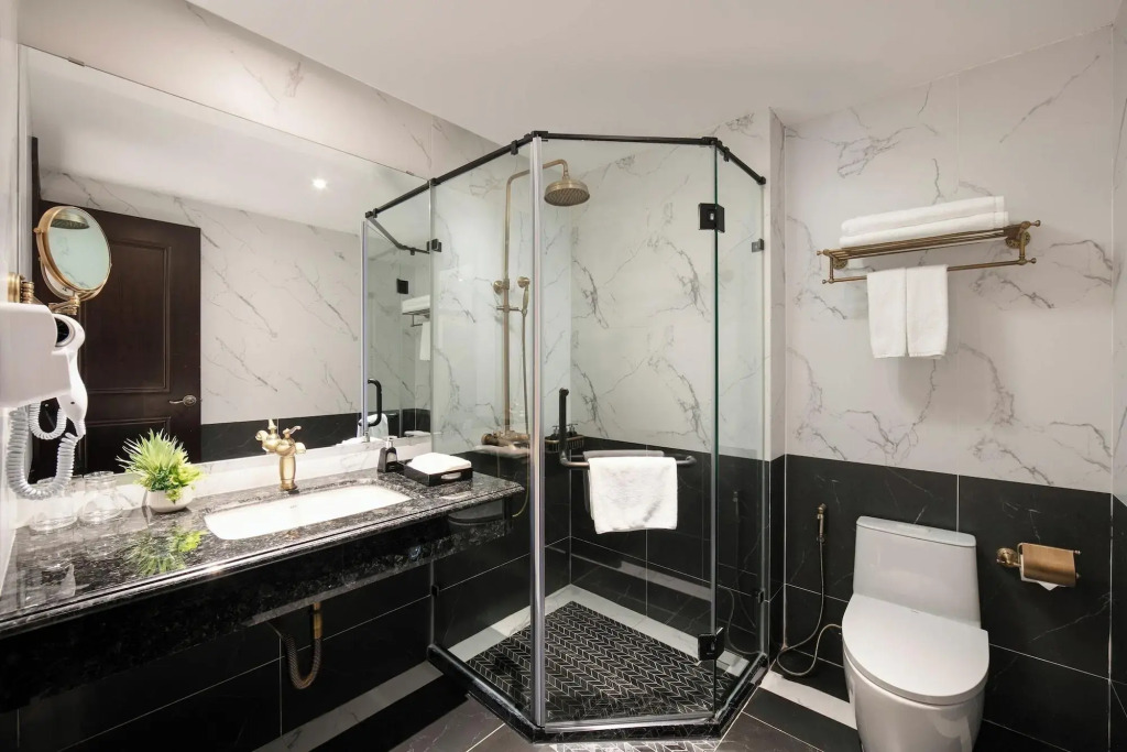 MAY DE VILLE Crown Hotel