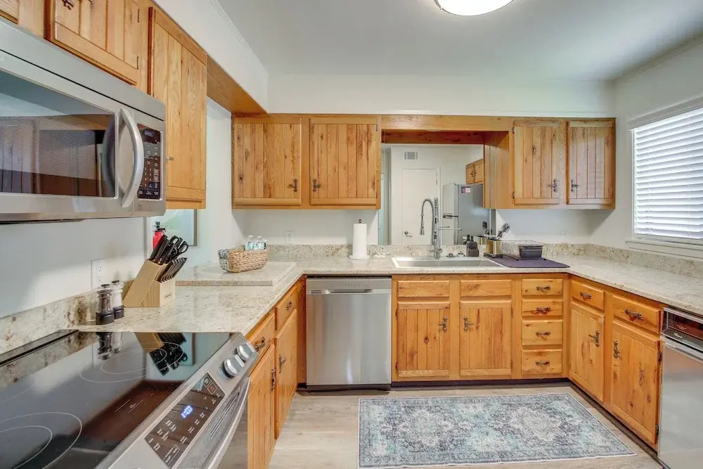 Pool, Hot Tub & Lake Access: Lake Hamilton Condo!