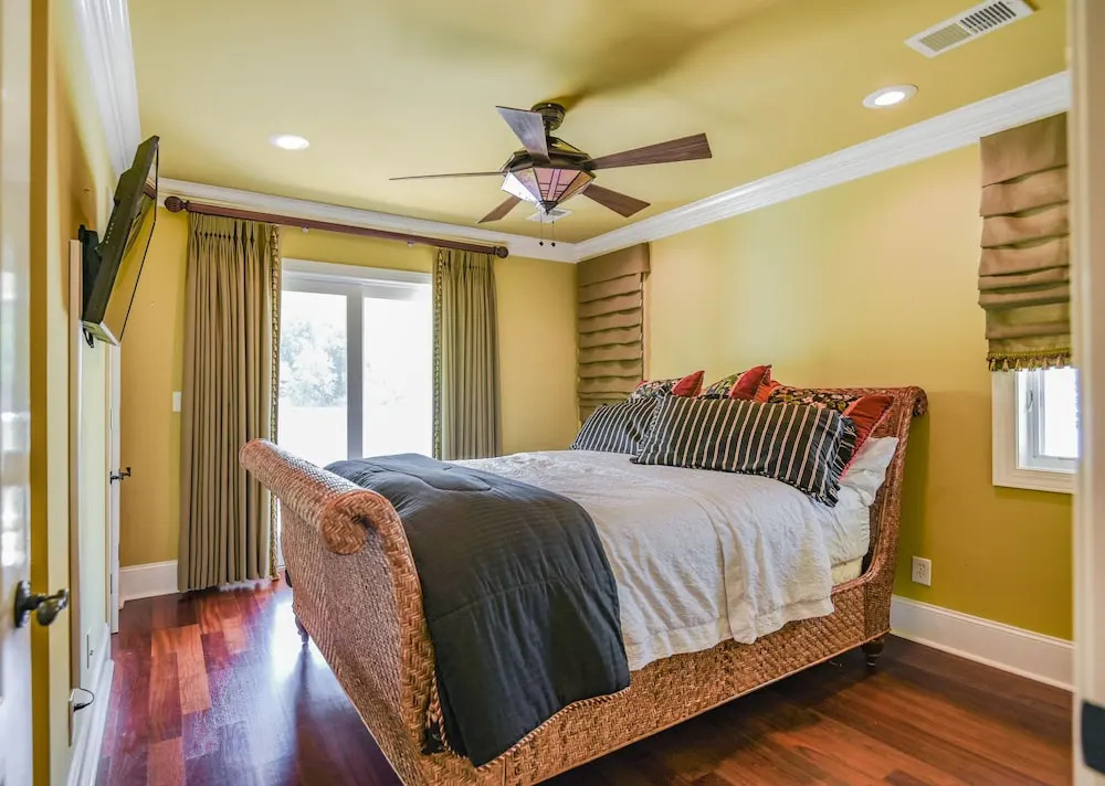 Large Home On Private Peninsula With Hot Tub + Sauna! 4 Bedroom Home