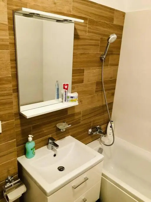 Modern and New Apartment near City Center V6B-64