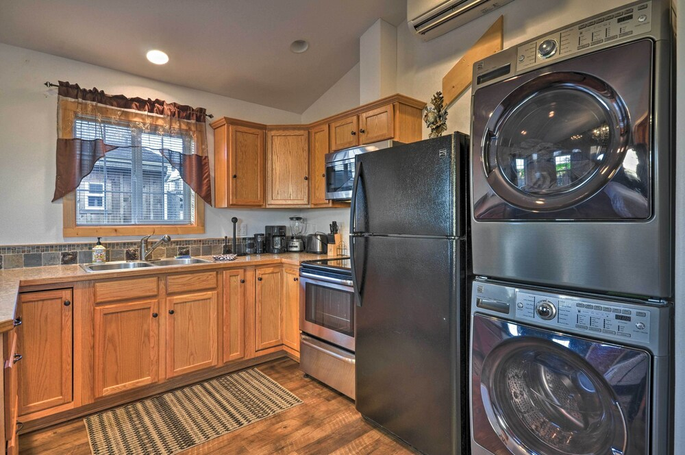 Coastal Retreat in Long Beach: Walk to Attractions