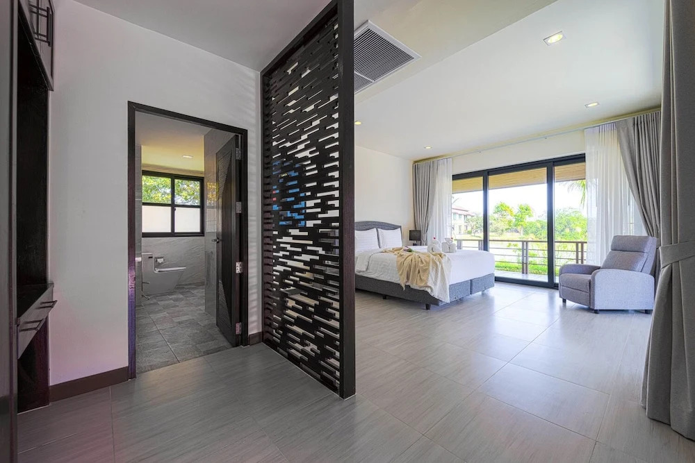 Luxury 5 Bedroom Villa Close to Beach SRS