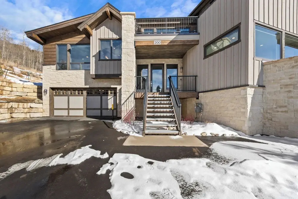 200 Caravelle Drive