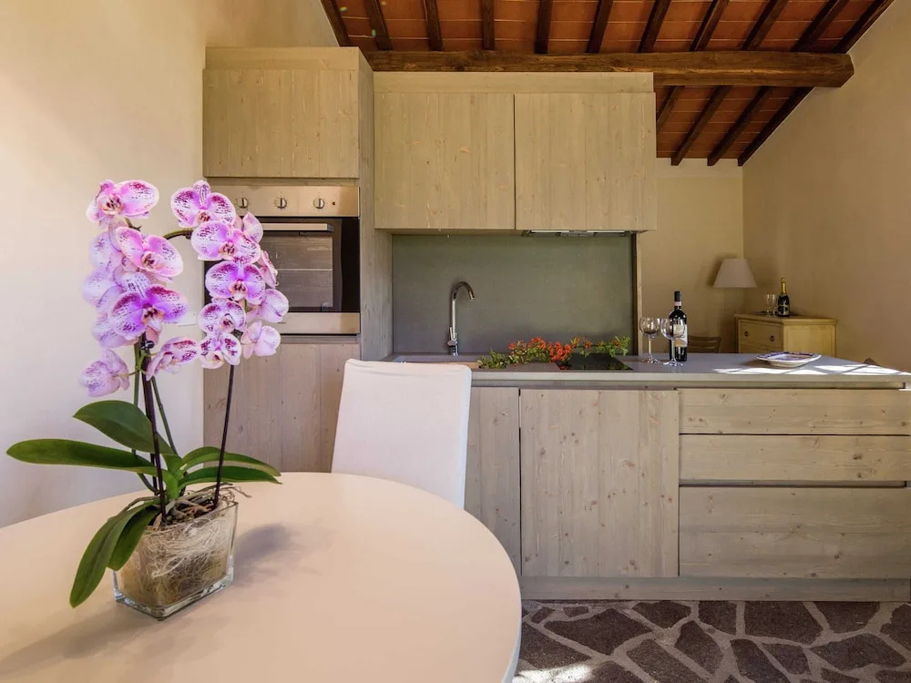 Villa with Spacious Garden, Swimming Pool, Hot Tub, Tennis Court near Cortona