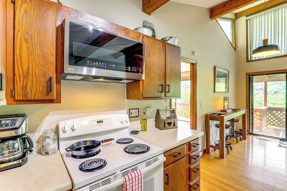 Maggie Valley Mountain Escape w/ Fireplace & Deck!