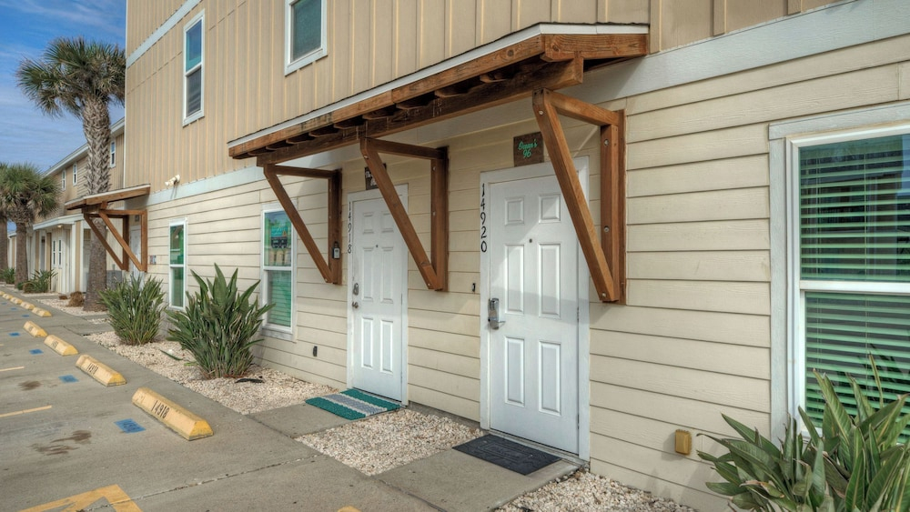 Ocean's 96 by Avantstay Heated Pool + Foosball Table + Media Room + Walk to North Padre Beach