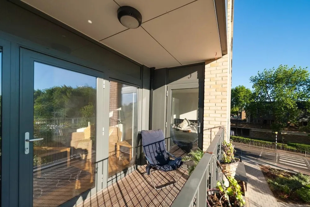 Modern Home W/balcony + Parking! 4 Guests