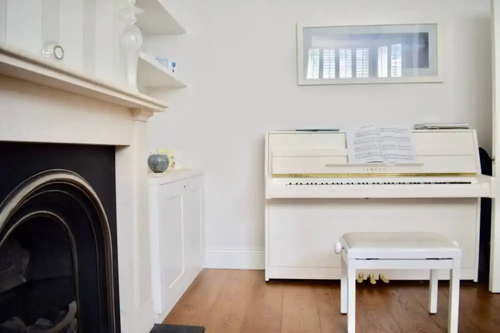 Bright and Modern 5 Bedroom Home With Garden