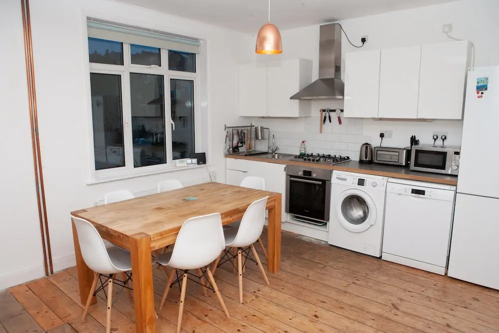 Charming 2 Bedroom House Near City Centre