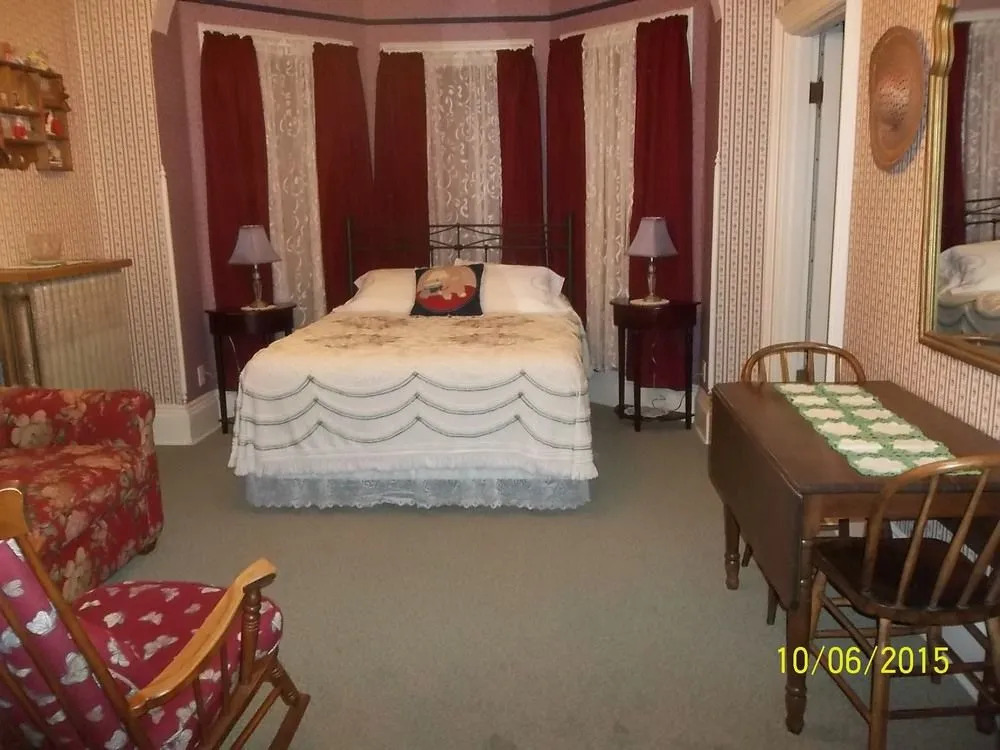 Stauer House B & B