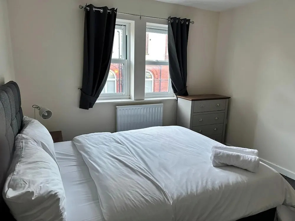House - Sleeps 12 - Parking - Wifi