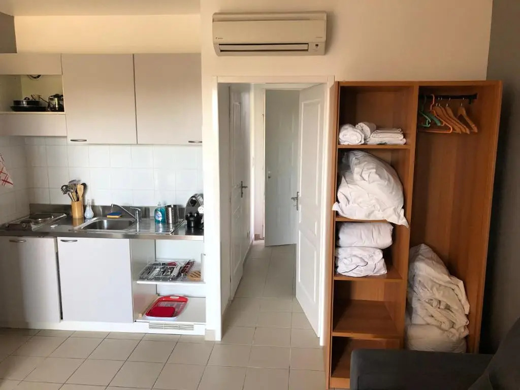 Porticcio centre plage à pieds, studio-cabine 4 Pers max, promo 7 nuits
