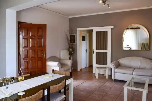 Unwind in a Spacious flat with Gardens near Beach