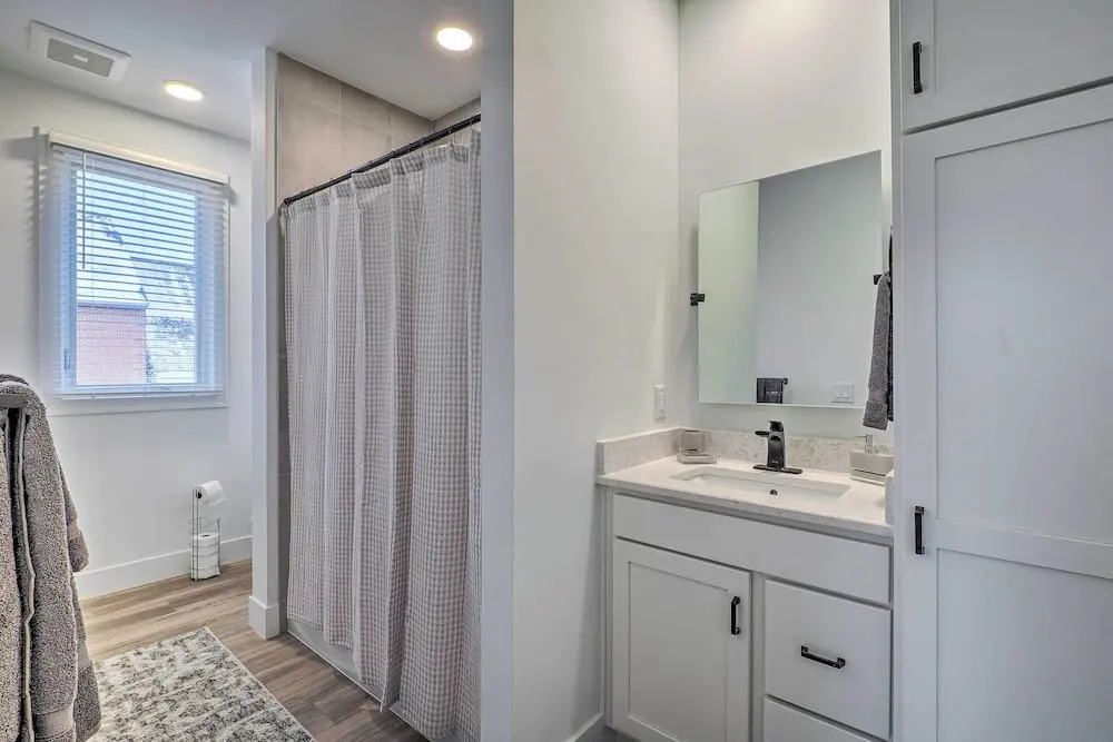 Downtown Traverse City Condo: 32 Mi to Ski Slopes!
