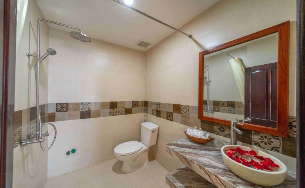 The Lake Hoian Hotel