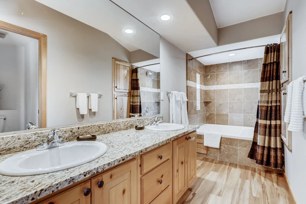 New Listing! 2-unit Getaway W/ Heated Garages 6 Bedroom Duplex