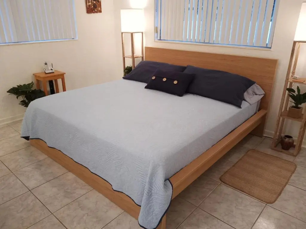 Private designer 8 room art getaway 2 Br-2Ba Full Kitchen Barbecue Patio 2min to beach