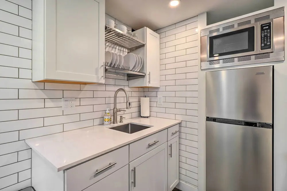 Ski & Hike: Cozy Dtwn Reno Studio w/ Fireplace