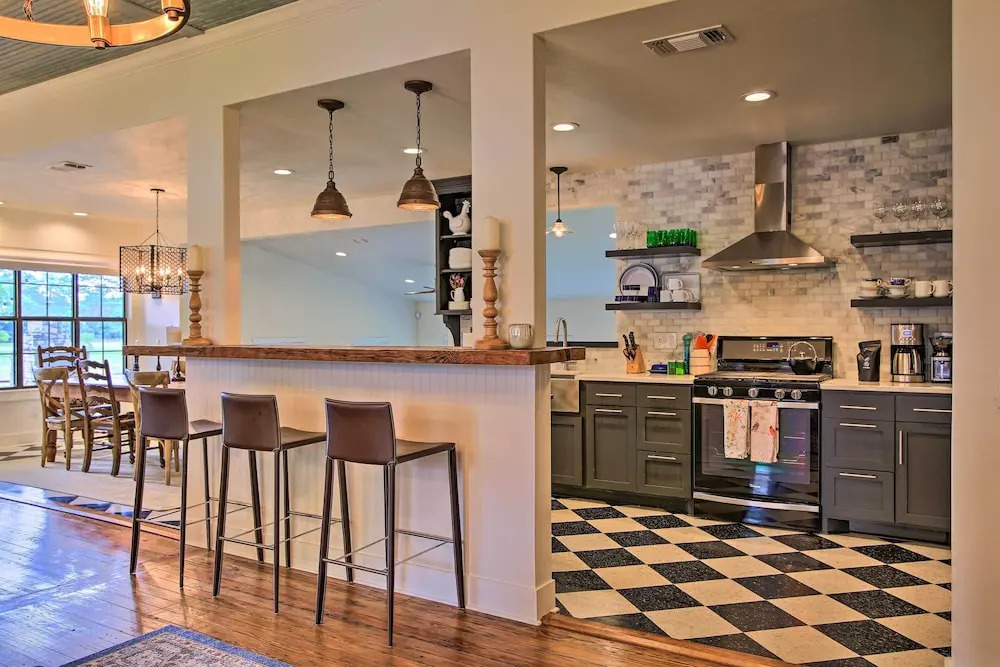 Beautiful Hill Country Cottage - Walk to Downtown!