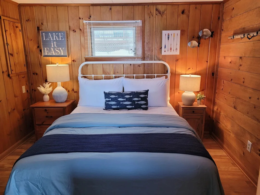 Winni Lakefront Cabin