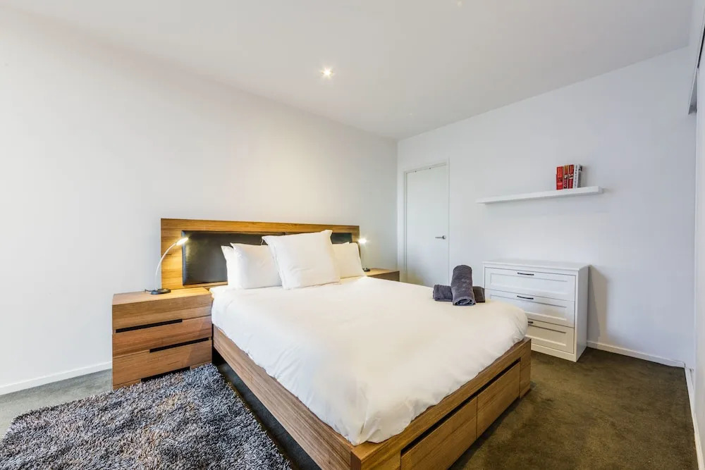 Stylish 2 bed 2 bath parking wifi pool