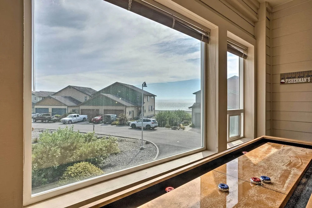 Gold Beach Townhome With Ocean Views & Sunroom!