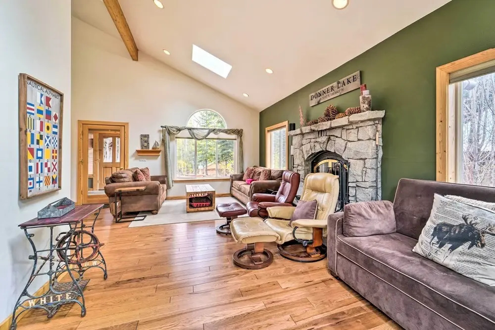 Tahoe Donner Retreat w/ Hot Tub & Fireplace!
