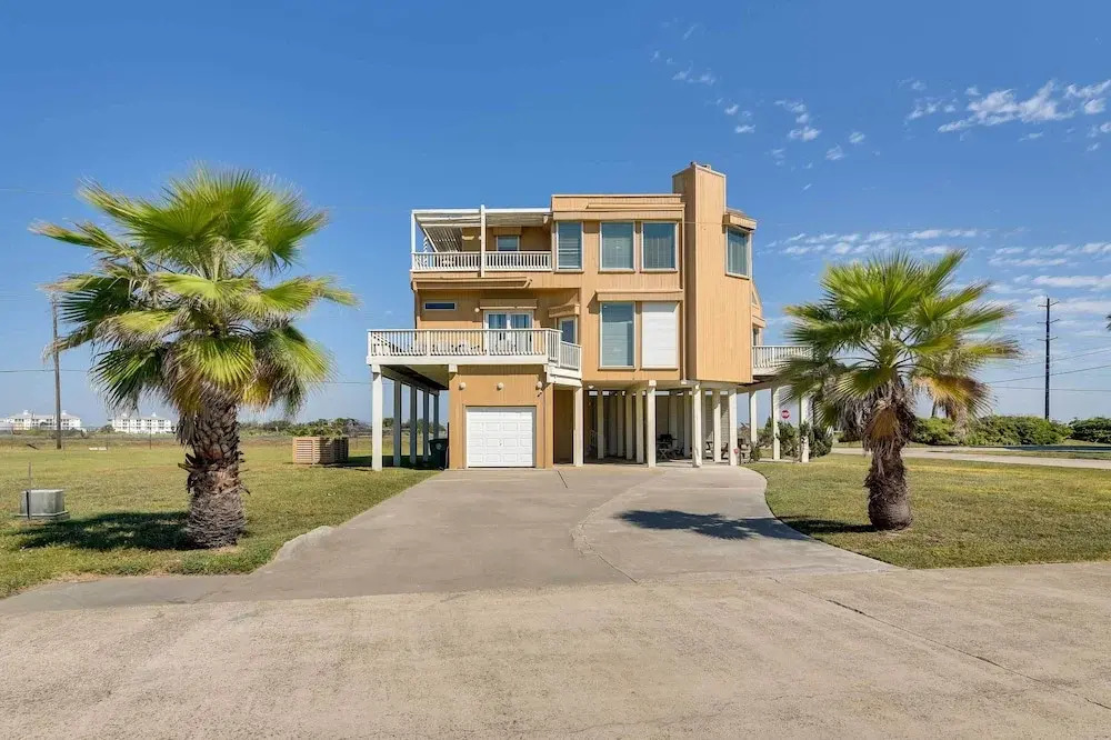Walk to Ocean! Family & Pet-friendly Galveston Gem