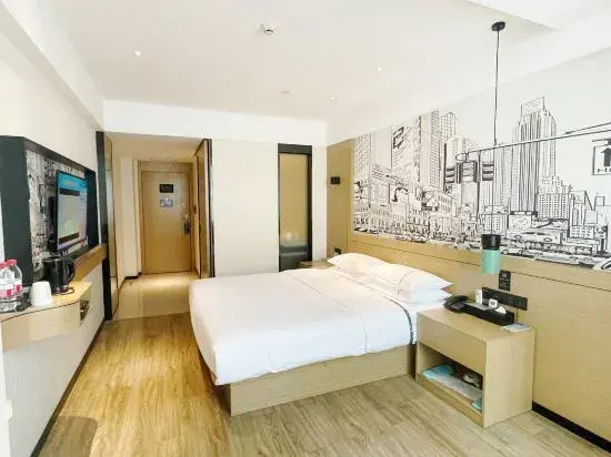 City Comfort Inn Hotel (Wuzhou High-speed Railway South Station Canghai Park)