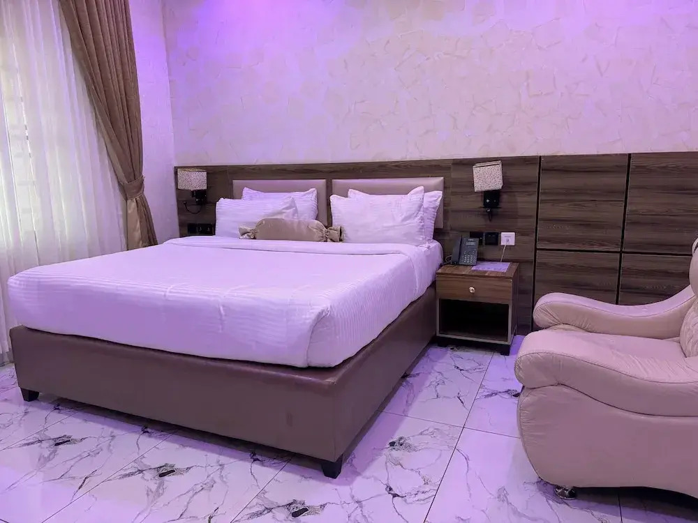 Silver Gate Hotel and Suites