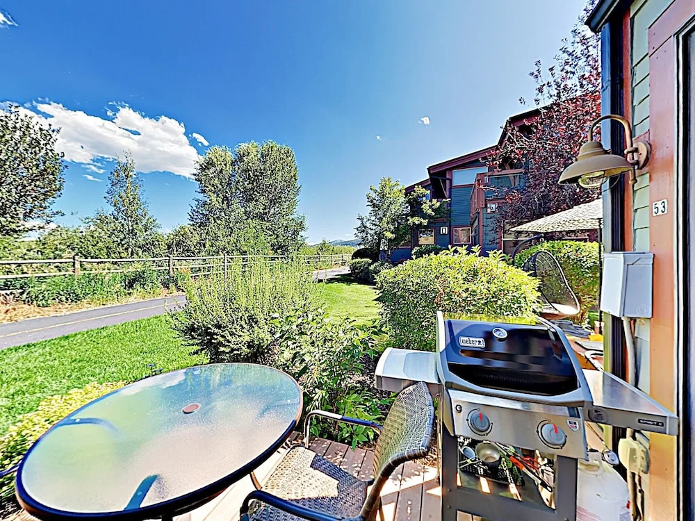 New Listing! Newpark Townhome W/ Hot Tub 2 Bedroom Townhouse