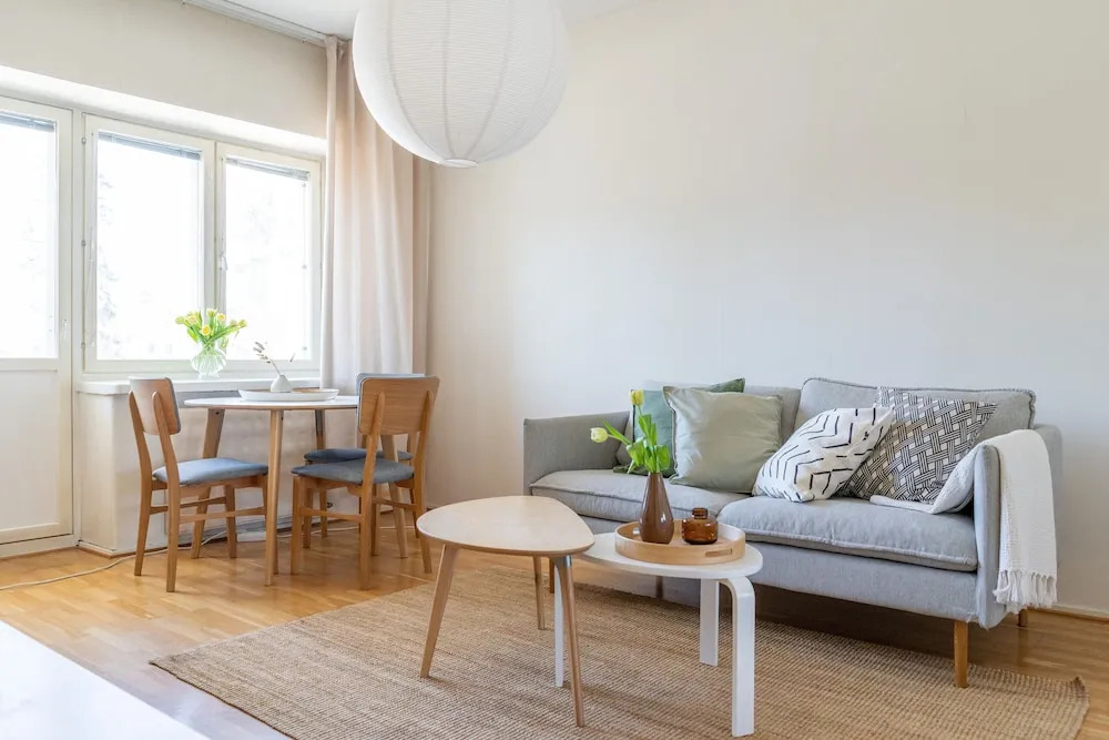 2 Bedroom apartment Steps from the Metro