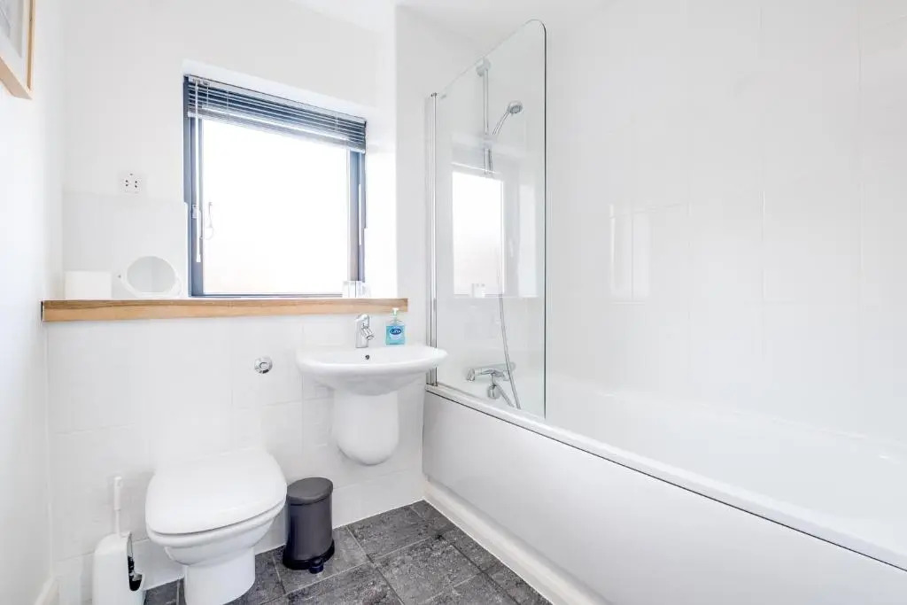 2 Bed Family Apt w/BALCONY & PARKING! ☆ FREE NETFLIX - With 50 Inch Smart TV, FREE NETFLIX & WIFI - Birmingham City Centre, By 02 Academy, Cube & Mailbox