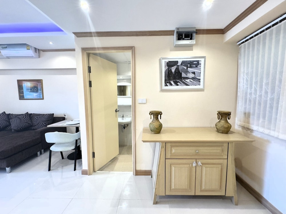 Stylish 1-bedroom Corner Condo Near Thepprasit Night Market -keha Condominium