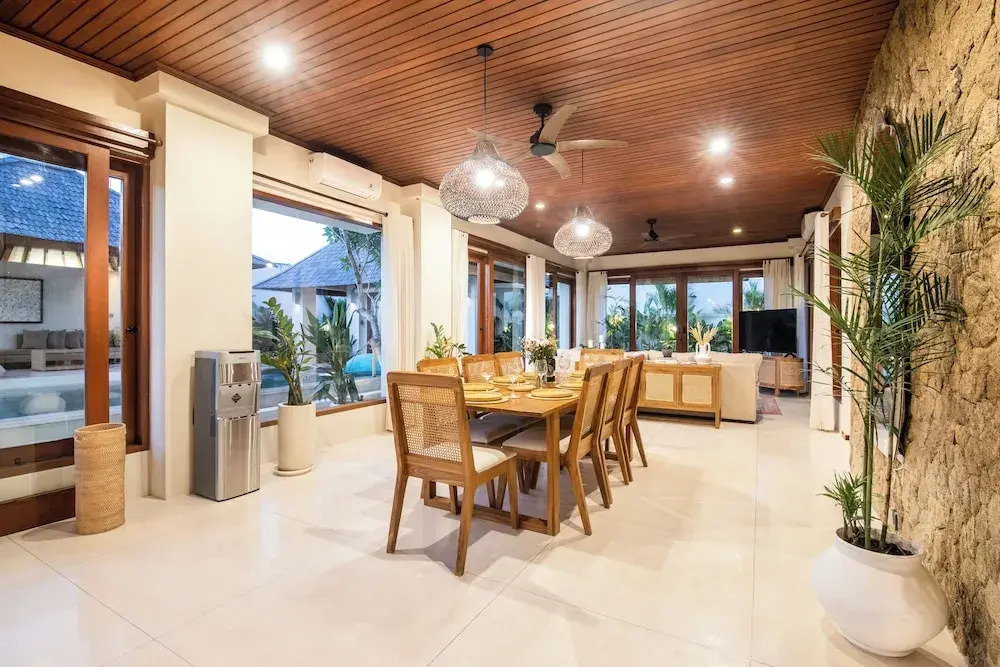 Spacious 4 BR Walking Distance to Finns Beach